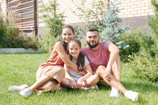 Mutlu Baba Anne Kız Arka Bahçede Birlikte Vakit Geçiriyorlar Çimenlerde — Stok fotoğraf