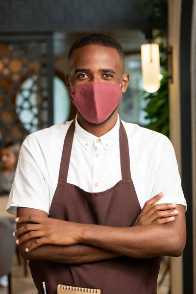 Glücklicher Junger Mann Afrikanischer Herkunft Brauner Schürze Und Schutzmaske Der — Stockfoto