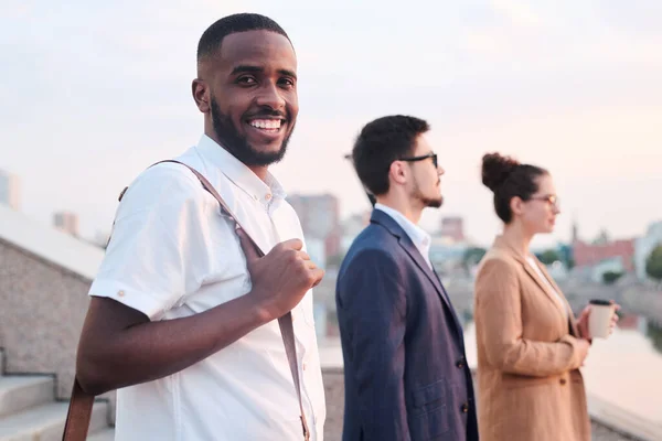 Retrato Estudiante Negro Alegre Con Barba Sosteniendo Manija Del Maletín — Foto de Stock