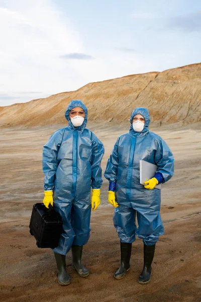 Dos Jóvenes Investigadoras Ropa Trabajo Protectora Paradas Suelo Contaminado Territorio —  Fotos de Stock