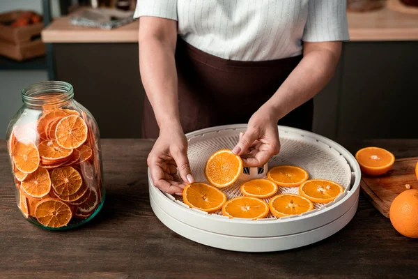 Dłonie Gospodyni Domowej Nakładanie Plasterki Pomarańczy Tacki Plastikowe Suszarki Żywności — Zdjęcie stockowe