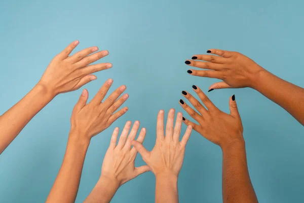Trzy Pary Rąk Młodych Kobiet Różnych Narodowości Różnym Kolorze Skóry — Zdjęcie stockowe