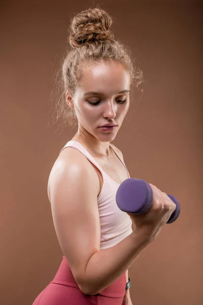 Young Serious Strong Female Sportswear Holding Dumbbell Her Arm Bent — Stock Photo, Image