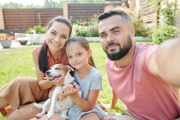 Selfie Shot Van Moderne Familie Met Een Dochter Tijd Doorbrengen — Stockfoto