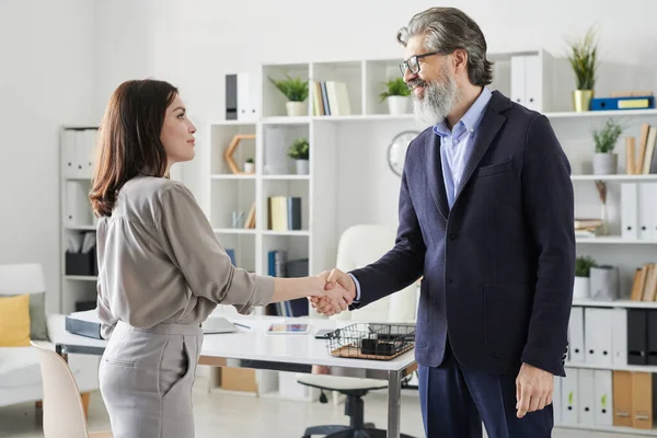 Vista Lateral Joven Moderna Saludando Madura Manager Con Apretón Manos — Foto de Stock