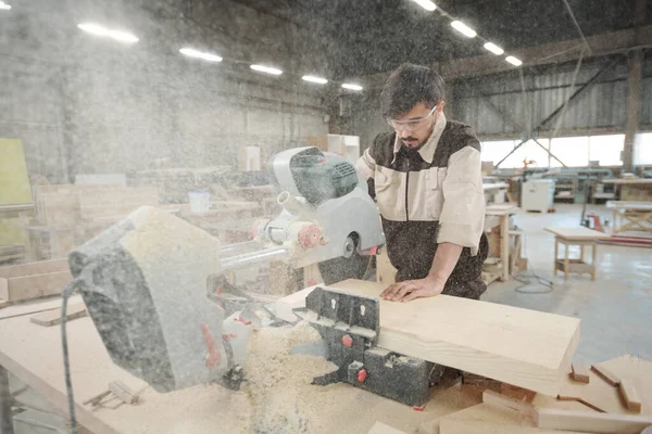 Молодой Работник Фабрики Производству Мебели Униформе Защитных Очках Нагибается Большую — стоковое фото