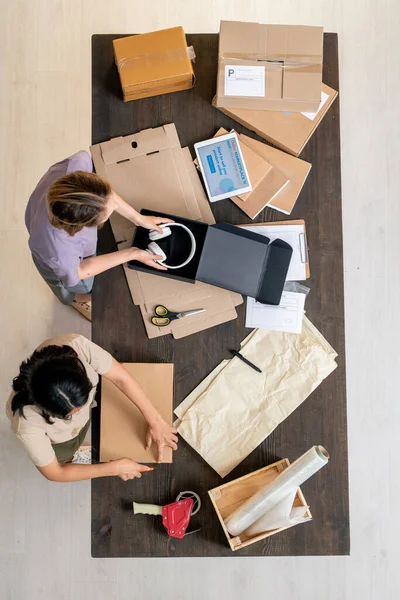 Vista Superior Dos Jóvenes Gerentes Tienda Línea Pie Por Mesa — Foto de Stock