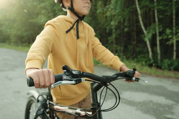 Main Jeune Garçon Poussant Vélo Tout Déplaçant Sur Route Entourée — Photo