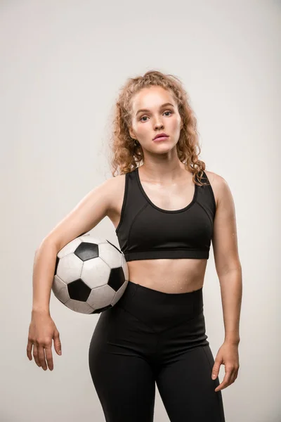 Mladá Aktivní Sportovkyně Teplákové Soupravě Drží Fotbalový Míč Mezi Pasem — Stock fotografie