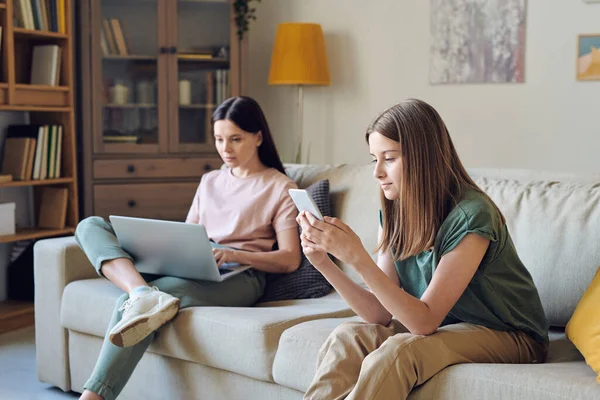 Söt Blond Tonåring Flicka Rulla Eller Sms Smartphone Medan Sitter — Stockfoto