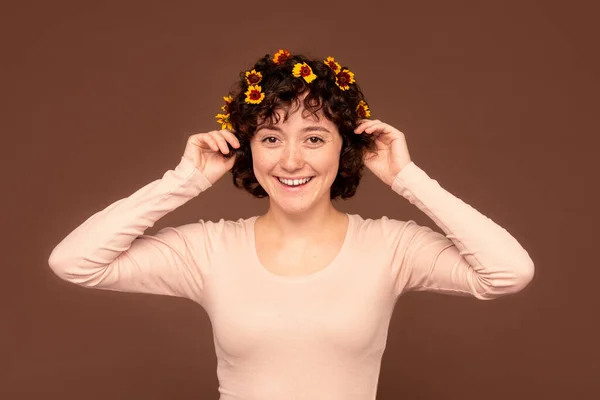 Joven Morena Alegre Hembra Etnia Caucásica Con Pequeñas Flores Pelo — Foto de Stock