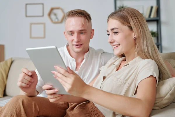 Pareja Afectuosa Joven Contemporánea Sentada Sofá Sala Estar Usando Tableta — Foto de Stock