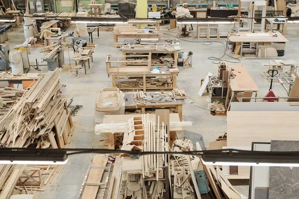 Banco Lavoro Del Lavoratore Della Fabbrica Mobili Con Pezzi Legno — Foto Stock