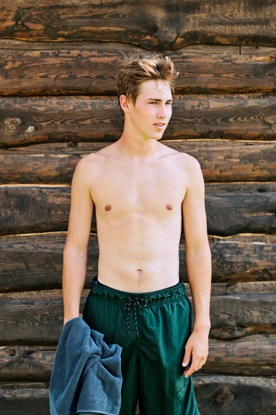 Jovem Surfista Masculino Topless Calções Verdes Molhados Segurando Toalha Azul — Fotografia de Stock