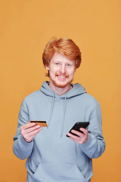 Porträtt Positiv Ung Rödhårig Man Hoodie Rengöring Tänder Med Tandborste — Stockfoto