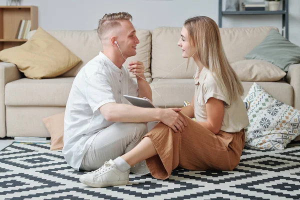 Glada Unga Amorösa Par Casualwear Lyssnar Musik Hörlurar Medan Sitter — Stockfoto