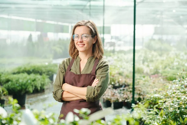 Feliz Jardinero Femenino Maduro Anteojos Ropa Trabajo Cruzando Brazos Por — Foto de Stock