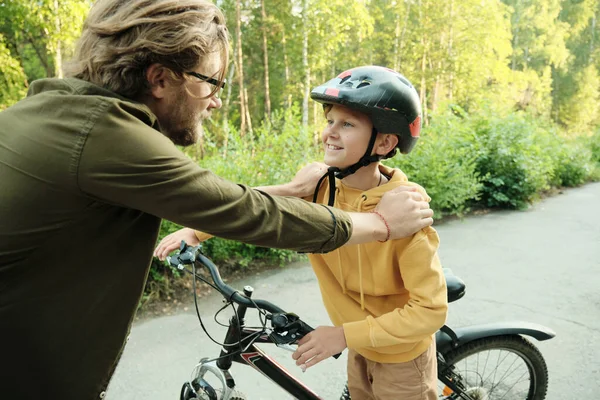 Joven Padre Poniendo Las Manos Sobre Los Hombros Feliz Hijo — Foto de Stock