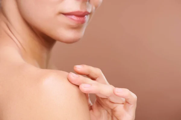 年轻健康女子的手在护理身体及在早上淋浴后使用保湿乳液时触摸肩膀 — 图库照片