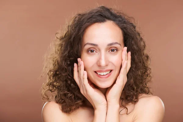 Gorgeous Young Brunette Woman Wavy Hair Keeping Hands Her Face — Stock Photo, Image