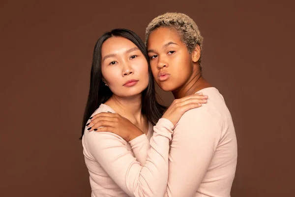 Två Unga Interkulturella Kvinnor Med Naturlig Makeup Hålla Händerna Varandra — Stockfoto
