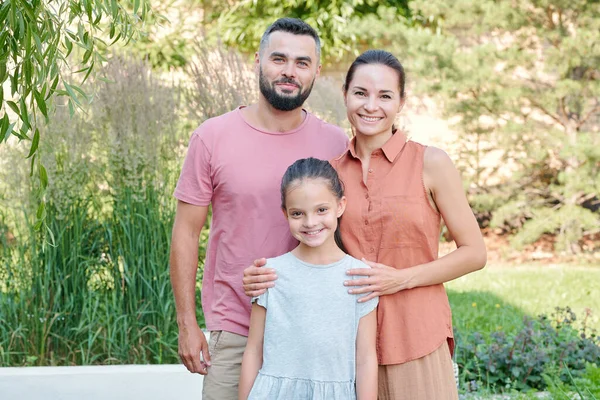 Familie Portret Van Vader Moeder Dochter Casual Zomer Outfits Staan — Stockfoto