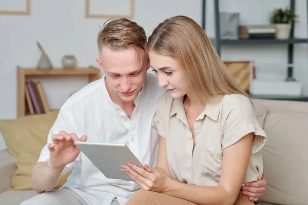 Contemporary Young Heterosexual Couple Casualwear Sitting Couch Living Room Scrolling — Stock Photo, Image