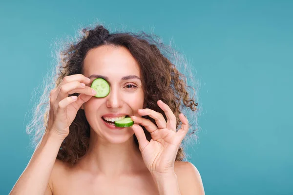 Joven Mujer Feliz Con Pelo Largo Ondulado Oscuro Saludable Mirándote —  Fotos de Stock