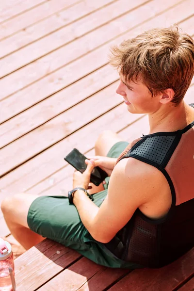 Jeune Sportif Reposant Veste Sécurité Short Utilisant Smartphone Assis Sur — Photo