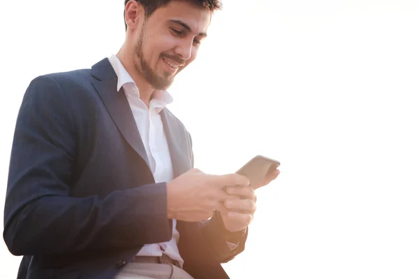 Níže Pohled Úsměv Vousatý Manažer Bundě Pomocí Mobilního Internetu Telefonu — Stock fotografie