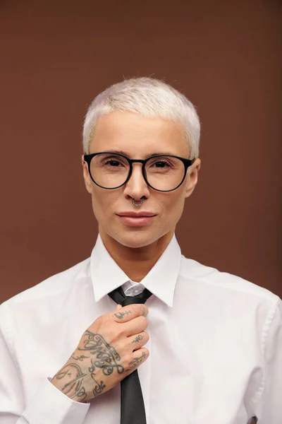 Jovem Loira Séria Empresária Óculos Camisa Branca Gravata Preta Frente — Fotografia de Stock