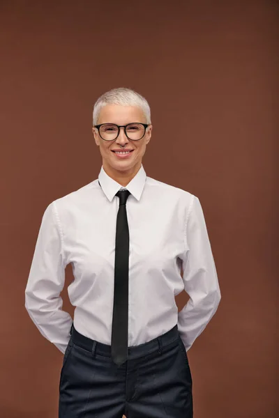 Alegre Mujer Masculina Elegante Formalwear Gafas Graduadas Mirándote Con Sonrisa — Foto de Stock