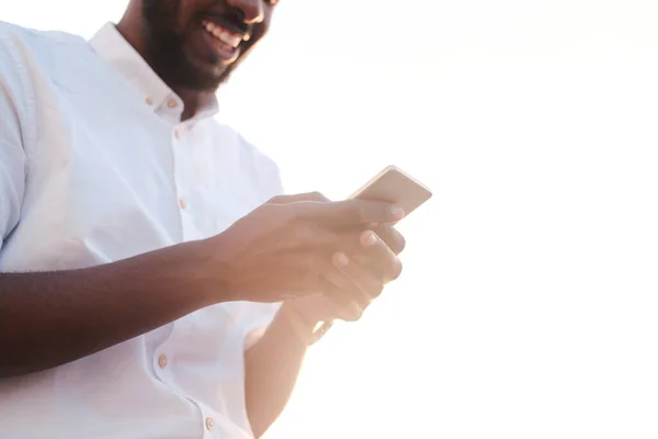 Abaixo Vista Homem Preto Barbudo Camisa Branca Usando Smartphone Enquanto — Fotografia de Stock