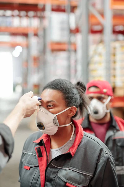 Jovem Trabalhadora Armazém Respirador Vestuário Trabalho Tendo Sua Temperatura Medida — Fotografia de Stock