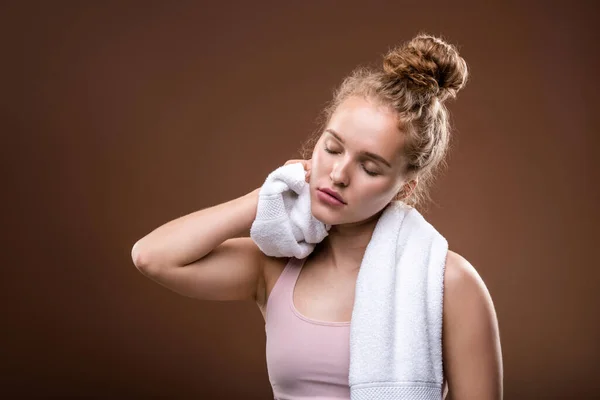 Chica Forma Cansada Ropa Deportiva Frotando Cuello Con Toalla Blanca — Foto de Stock