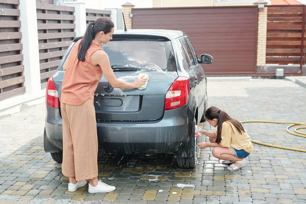 Genç Anne Kızı Dışarıda Araba Yıkayarak Vakit Geçiriyorlar — Stok fotoğraf