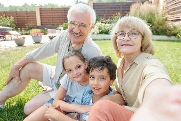 Moderna Abuela Tomando Foto Selfie Misma Marido Sus Nietos Cámara —  Fotos de Stock