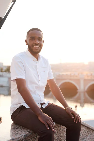 Portret Uśmiechniętego Młodego Brodatego Afroamerykanina Białej Koszuli Siedzącego Balustradzie Marmuru — Zdjęcie stockowe