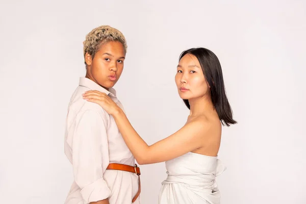 Junge Asiatin Mit Langen Dunklen Haaren Hält Die Linke Hand — Stockfoto