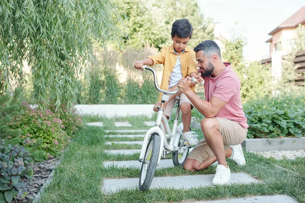 Kleine Jongen Zit Fiets Wachten Zijn Vader Repareren Stuur Hoogte — Stockfoto