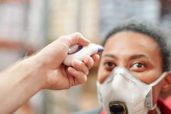 Hand Van Mannelijke Hoofd Manager Medisch Materiaal Meten Lichaamstemperatuur Van — Stockfoto