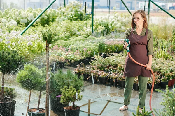 Felice Maturo Giardiniere Donna Occhiali Vista Abbigliamento Lavoro Irrigazione Piante — Foto Stock