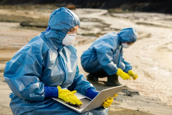 Çevre bilimci, kirlenmiş su ve toprağın özelliklerine ilişkin verileri tehlikeli bölgelerden örnek alan meslektaşlarının arka planına giriyor.