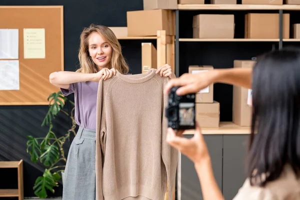 Mujer Rubia Feliz Sosteniendo Suéter Algodón Beige Delante Misma Mientras — Foto de Stock