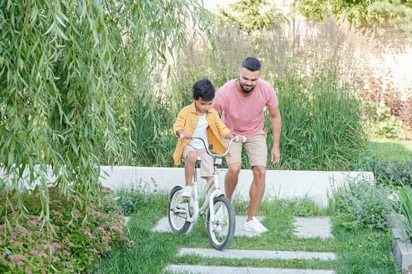 Σύγχρονη Νεαρός Ενήλικος Πατέρας Διδάσκει Γιο Του Οδηγούν Ποδήλατο Στην — Φωτογραφία Αρχείου