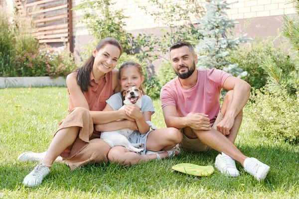 Bir Kızı Olan Genç Bir Aile Arka Bahçede Köpekleriyle Vakit — Stok fotoğraf