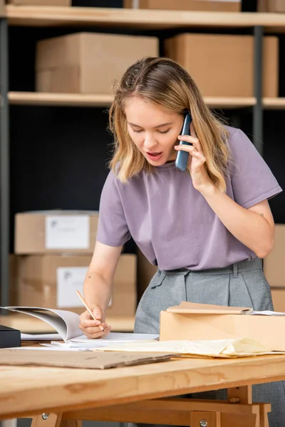 Mujer Joven Hablando Con Uno Los Clientes Por Teléfono Almacén — Foto de Stock