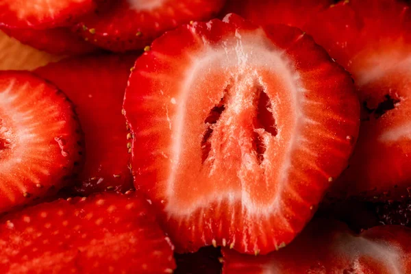 新鲜的 开胃的 成熟的红草莓 采自花园 放在玻璃碗里 准备用来做冰沙 果酱或堆肥 — 图库照片