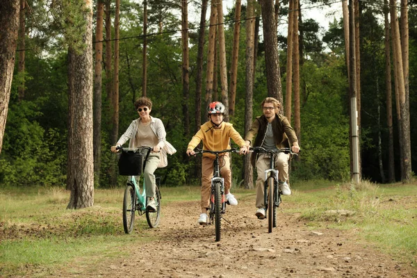 Szczęśliwa Aktywna Rodzina Młodych Mężów Żon Synów Jeżdżących Rowerami Leśnej — Zdjęcie stockowe