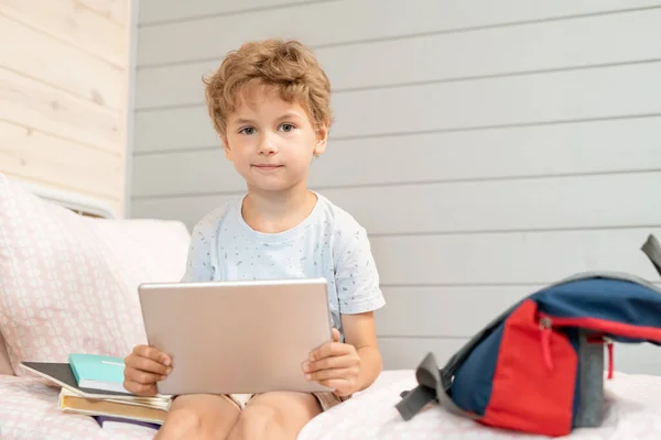 Schattige Blonde Schooljongen Met Digitale Tablet Zittend Bed School Tussen — Stockfoto